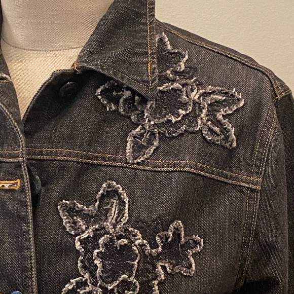 Jones New York Black Wash Denim Jean Jacket with Denim Flower Appliqué’s/Size M - Picture 3 of 14